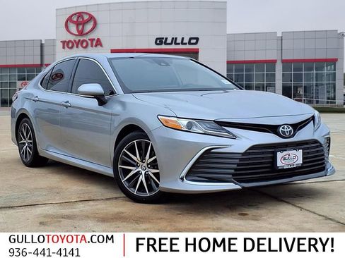 Certified 2022 Toyota Camry XLE image 1
