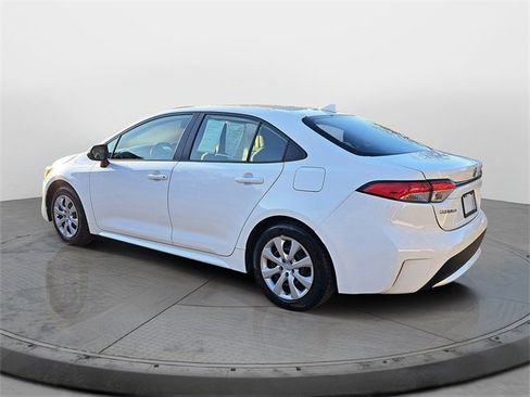 Used 2022 Toyota Corolla LE image 4