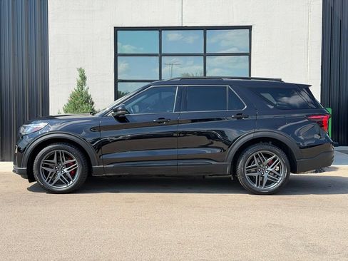 Used 2025 Ford Explorer ST AWD/4WD image 2