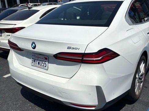 Used 2024 BMW 530i w/ Convenience Package RWD image 2