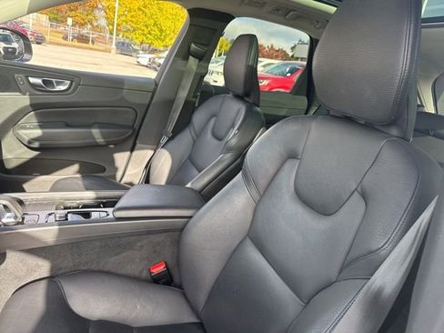 Used 2022 Volvo XC60 B5 Momentum image 24