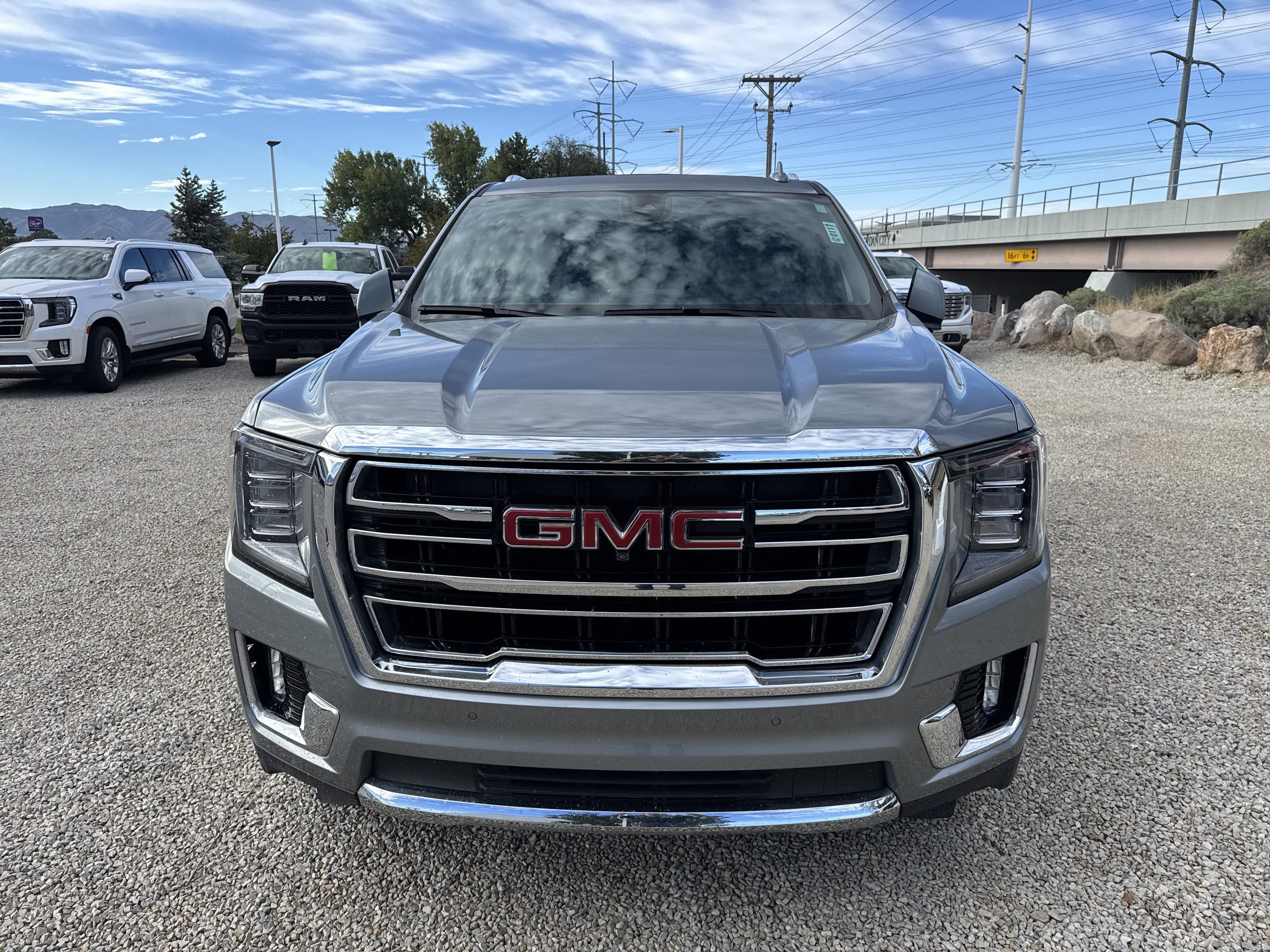 Used 2023 GMC Yukon XL SLT w/ SLT Premium Package AWD/4WD image 4