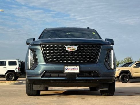 Used 2025 Cadillac Escalade Premium Luxury RWD image 2