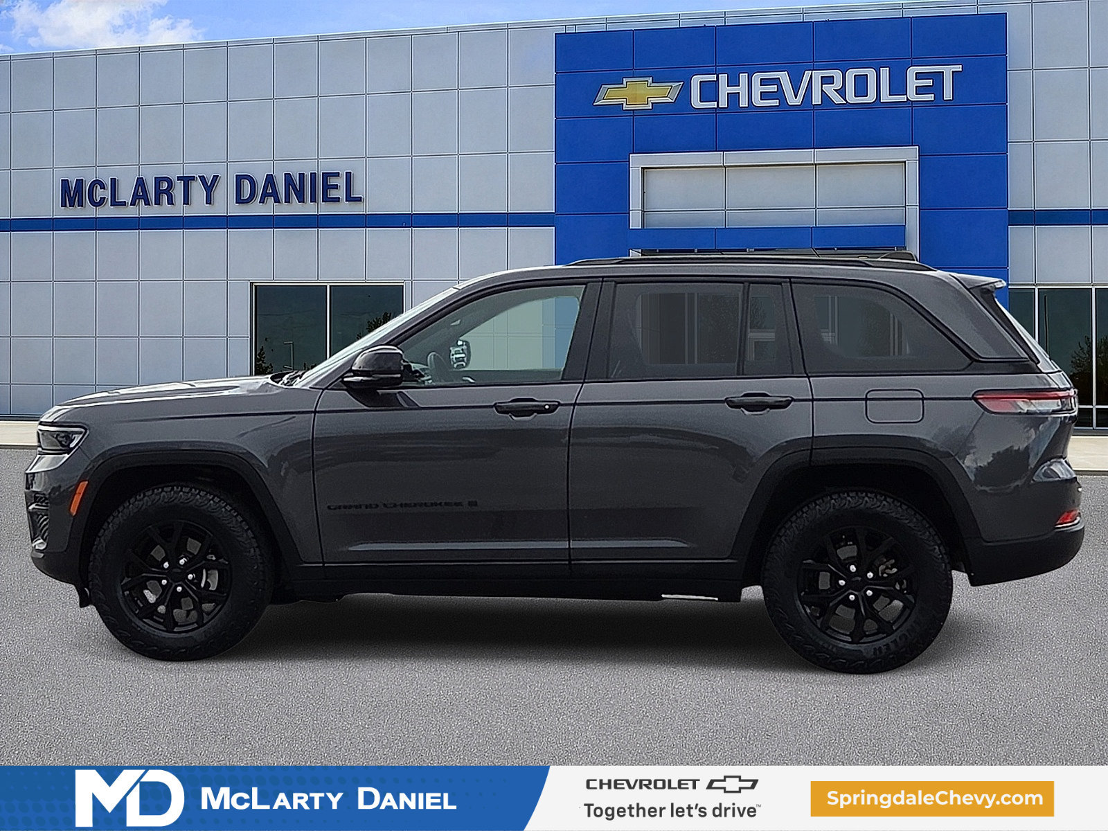 Used 2024 Jeep Grand Cherokee Altitude AWD/4WD image 3