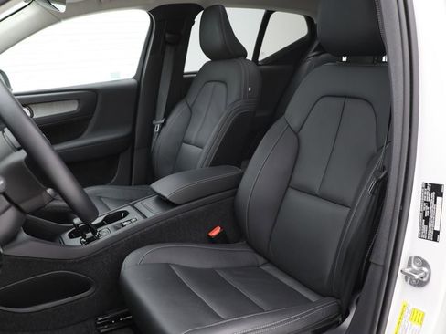 Used 2025 Volvo XC40 B5 Core image 16