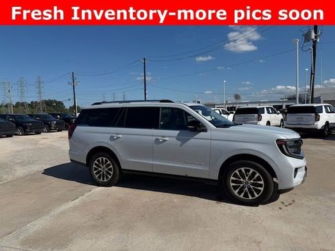 Used 2025 Ford Expedition Platinum image 3