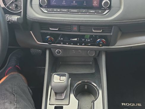 Used 2023 Nissan Rogue SV image 31