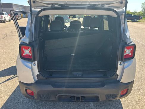 Used 2019 Jeep Renegade Latitude w/ UConnect 8.4 Nav Group AWD/4WD image 19