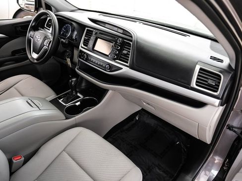 Used 2019 Toyota Highlander LE FWD image 9