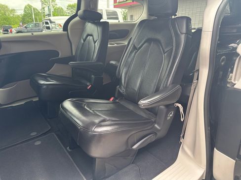 Used 2022 Chrysler Pacifica Touring-L image 17