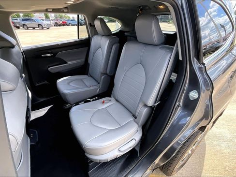 Used 2021 Toyota Highlander XLE FWD image 20