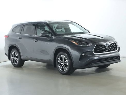 Certified 2021 Toyota Highlander XLE AWD/4WD image 9