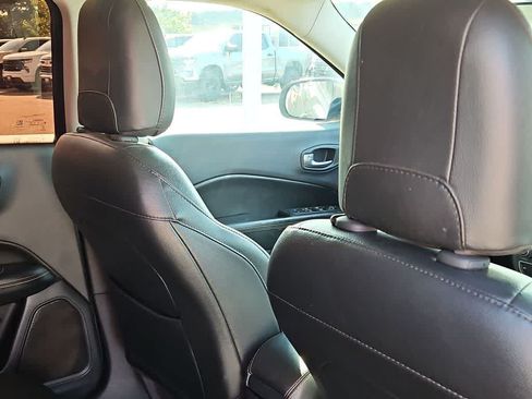 Used 2018 Jeep Compass Latitude w/ Popular Equipment Group FWD image 17