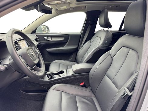 Certified 2025 Volvo XC40 B5 Core image 6