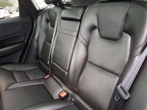 Used 2019 Volvo XC60 T5 Momentum w/ Multimedia Package image 9