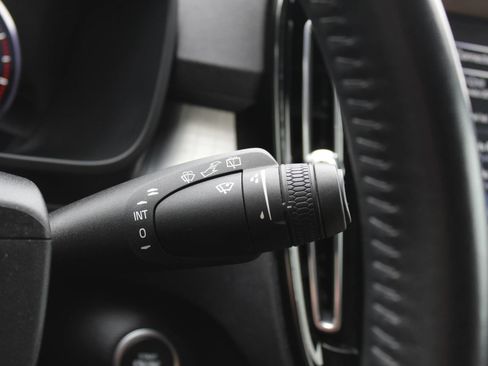 Used 2019 Volvo XC40 T5 Momentum image 28