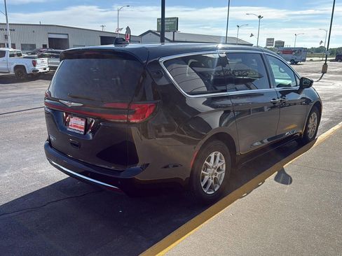 Used 2023 Chrysler Pacifica Touring-L FWD image 6