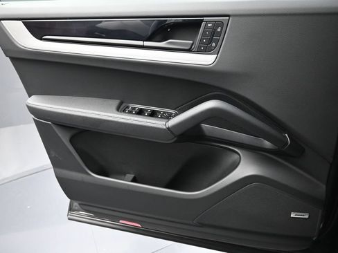 Certified 2025 Porsche Cayenne AWD/4WD image 20