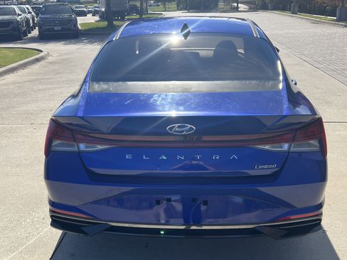 Used 2022 Hyundai Elantra Limited image 9