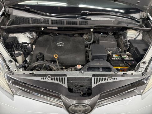 Used 2019 Toyota Sienna XLE image 9