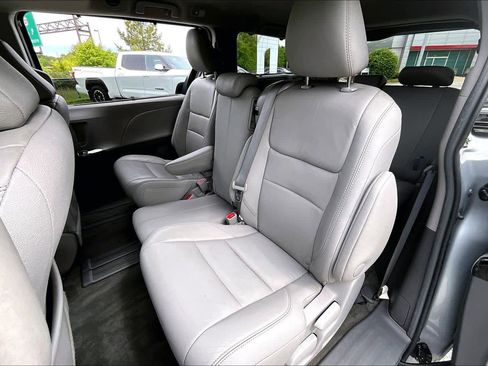 Used 2017 Toyota Sienna XLE w/ XLE Navigation Package FWD image 20