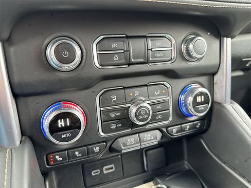 Used 2023 GMC Yukon SLT image 16