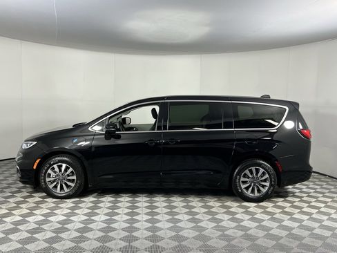 Certified 2024 Chrysler Pacifica Select image 9