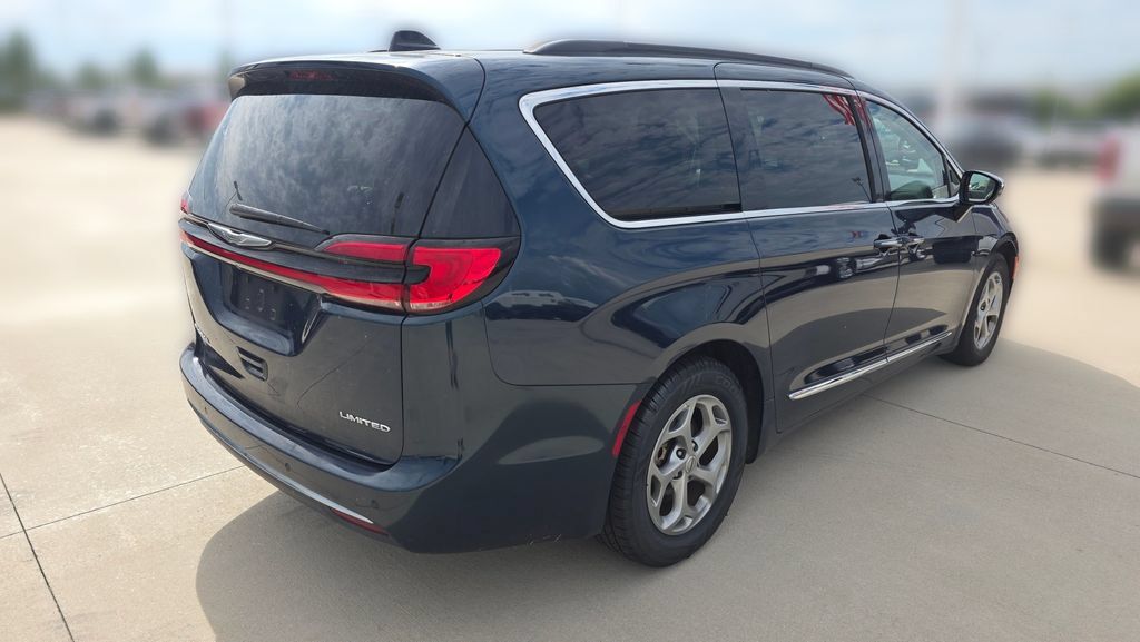 Used 2023 Chrysler Pacifica Limited FWD image 5