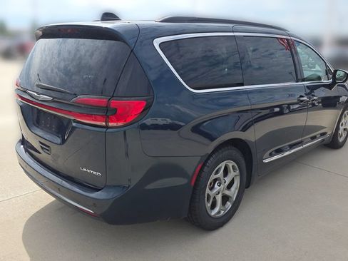 Used 2023 Chrysler Pacifica Limited FWD image 5