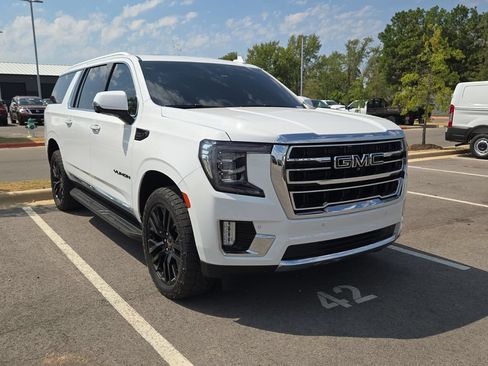 Used 2024 GMC Yukon XL SLT w/ SLT Premium Package AWD/4WD image 4