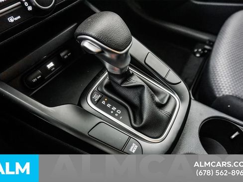 Used 2025 Kia Soul LX w/ LX Technology Package FWD image 32