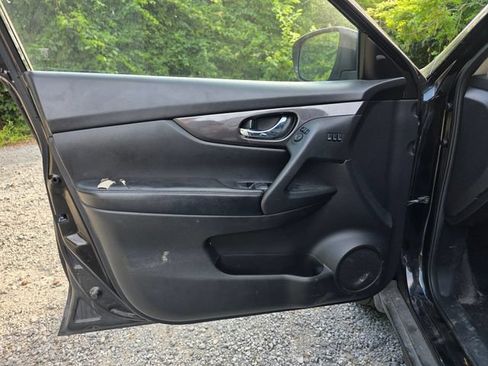 Used 2019 Nissan Rogue SV w/ Premium Package FWD image 17