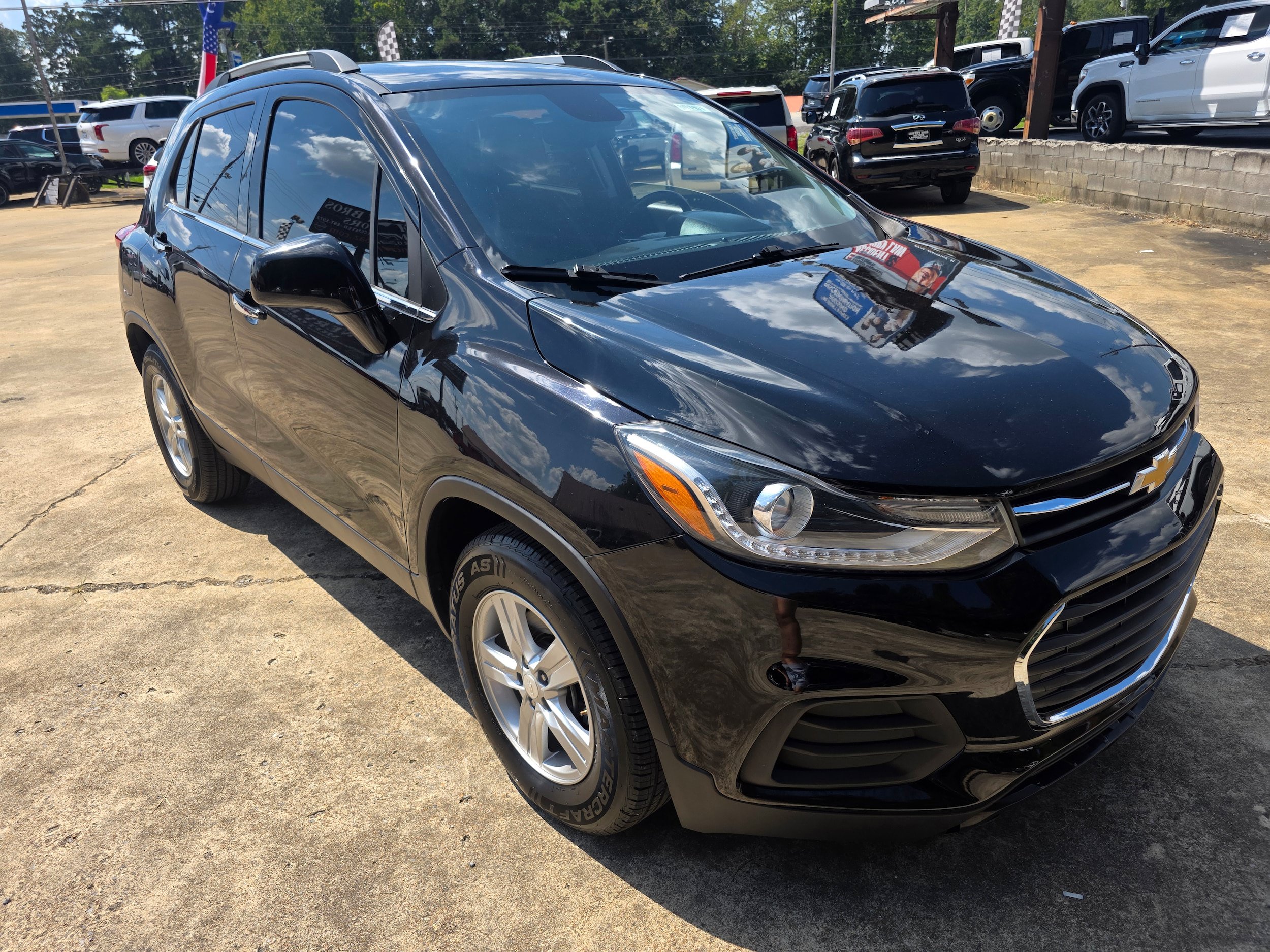 Used 2020 Chevrolet Trax LT w/ LT Convenience Package FWD image 3
