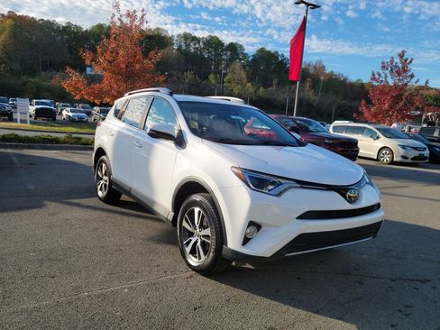 Used 2018 Toyota RAV4 XLE image 1