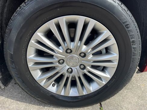 Used 2015 Chrysler Town & Country Touring-L w/ Driver Convenience Group FWD image 9
