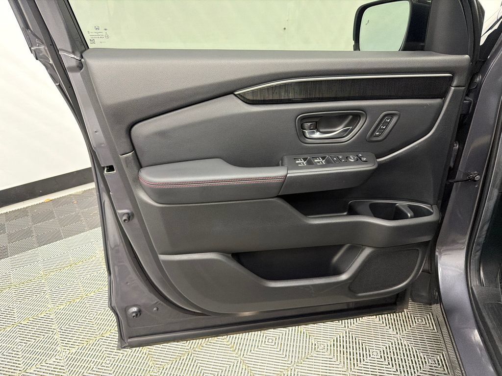 Used 2025 Honda Pilot Black Edition image 11