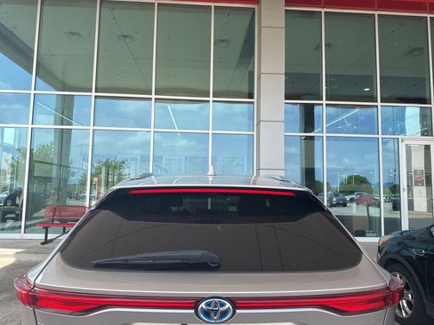 Used 2021 Toyota Venza XLE image 7