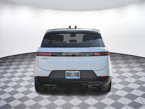 Used 2024 Land Rover Range Rover Sport SE AWD/4WD image 4