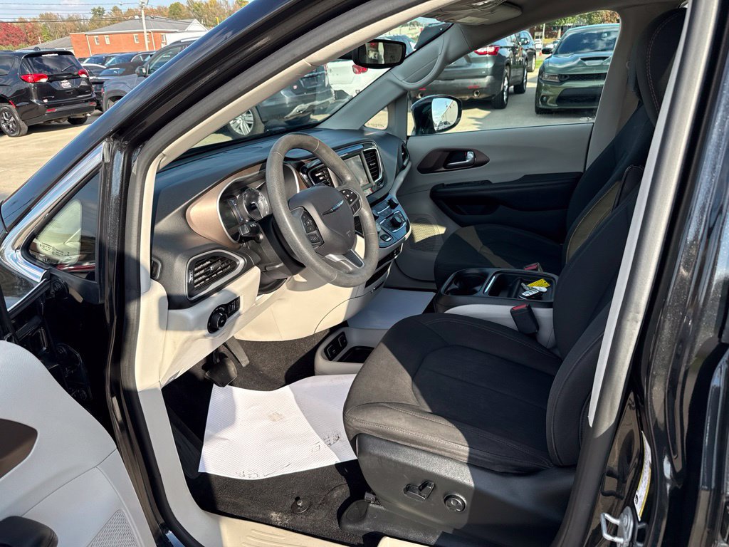 Used 2018 Chrysler Pacifica Touring Plus w/ Tire & Wheel Group FWD image 23
