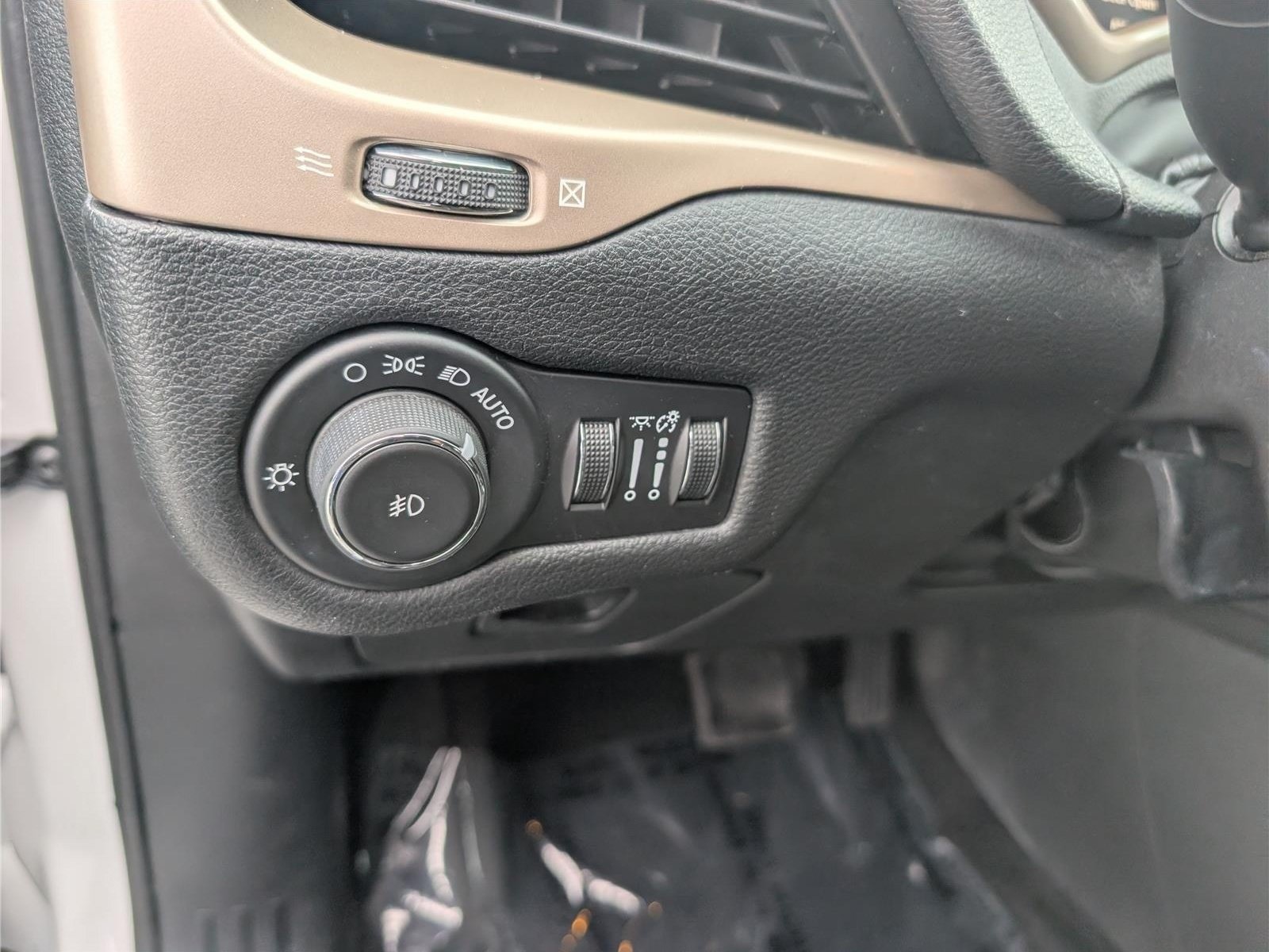 Used 2015 Jeep Cherokee Latitude FWD image 19