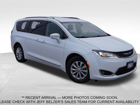 Used 2018 Chrysler Pacifica Touring-L image 1