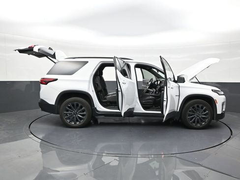 Used 2024 Chevrolet Traverse RS FWD image 29