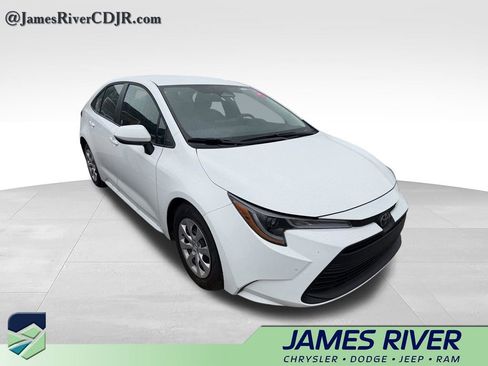 Used 2026 Toyota Corolla LE FWD image 4