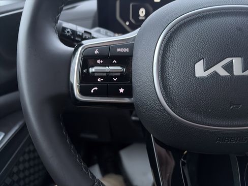 Used 2025 Kia Carnival SX w/ SX Dark Edition Package image 19