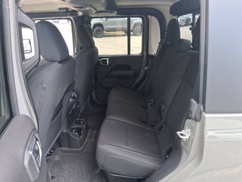 Used 2022 Jeep Gladiator Overland AWD/4WD image 17