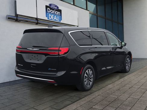 Used 2023 Chrysler Pacifica Touring-L FWD image 3