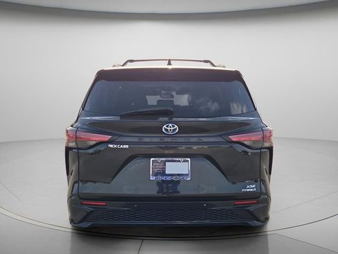 Used 2022 Toyota Sienna XSE image 5