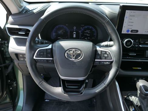 Used 2023 Toyota Highlander Platinum FWD image 19