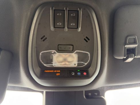Used 2025 Chevrolet Trax RS w/ Sunroof Package FWD image 31