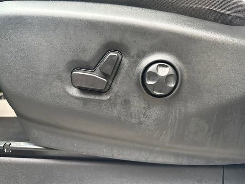 Used 2024 Chrysler Pacifica Touring-L image 38